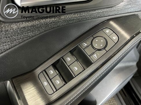 Used 2023 Nissan Rogue SV AWD/4WD image 2