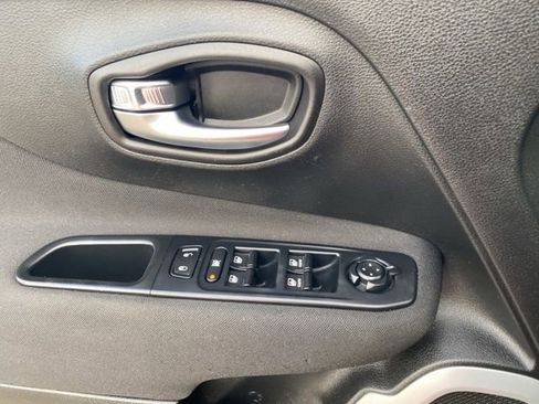 Used 2018 Jeep Renegade Latitude FWD image 16