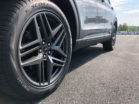 Used 2025 Ford Explorer ST-Line w/ ST-Line Street Pack image 22