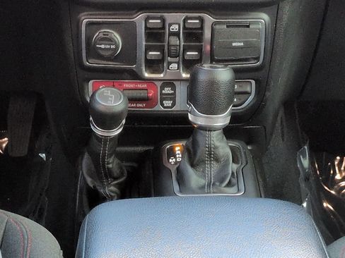 Used 2024 Jeep Wrangler Unlimited Rubicon w/ Technology Group AWD/4WD image 18