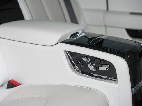 Used 2022 Rolls-Royce Cullinan w/ Dark Exterior Package AWD/4WD image 44