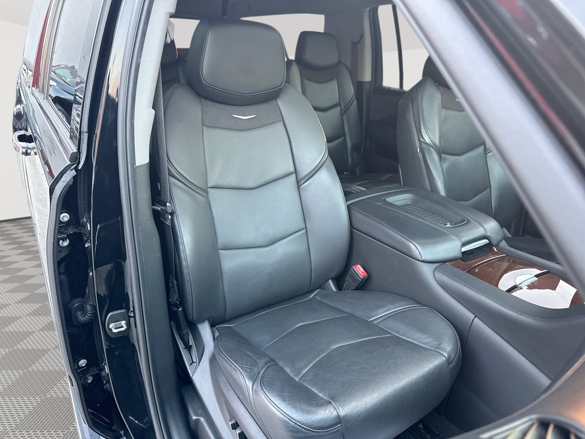 Used 2020 Cadillac Escalade ESV Luxury w/ Escalade Sport Edition AWD/4WD image 28