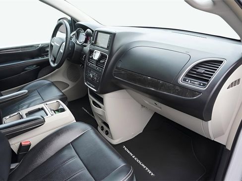 Used 2015 Chrysler Town & Country Touring-L w/ Driver Convenience Group image 10
