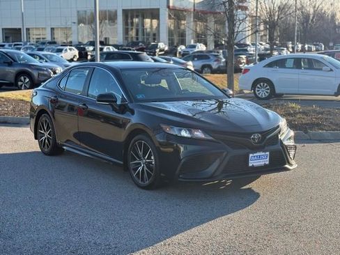 Used 2024 Toyota Camry SE image 3