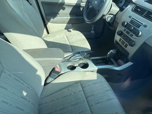 Used 2010 Ford Focus SE image 7