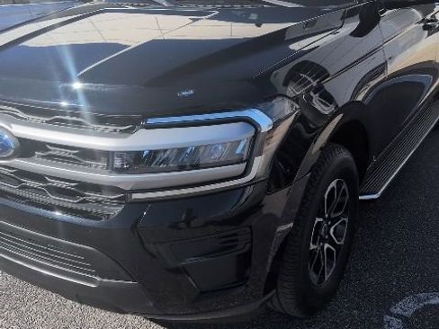 Used 2022 Ford Expedition XLT image 11