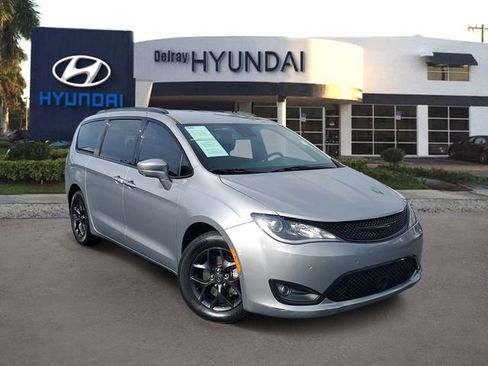 Used 2020 Chrysler Pacifica Touring-L Plus FWD image 1