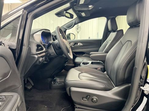 New 2025 Chrysler Voyager LX image 18