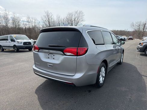 Used 2019 Chrysler Pacifica Touring-L image 3