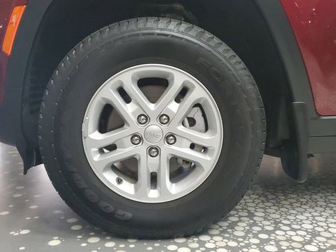 Used 2025 Jeep Grand Cherokee Laredo w/ MOPAR Finishing Package image 7