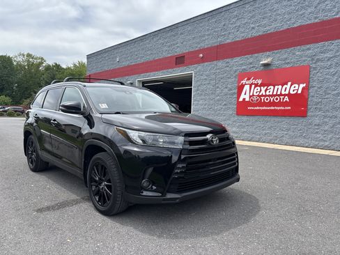 Used 2019 Toyota Highlander SE AWD/4WD image 1