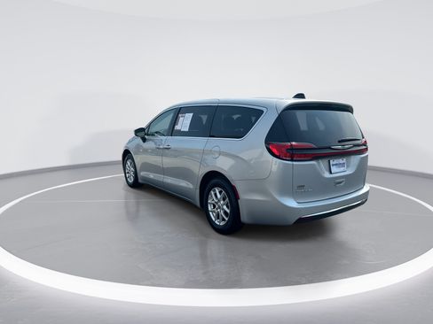 Used 2023 Chrysler Pacifica Touring-L FWD image 7