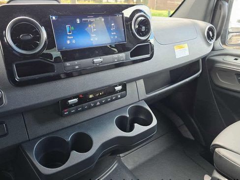 Used 2025 Mercedes-Benz Sprinter 2500 image 36