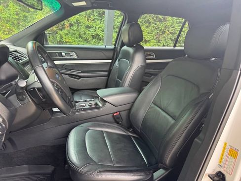 Used 2017 Ford Explorer XLT w/ Equipment Group 202A AWD/4WD image 10
