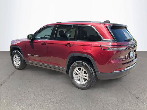 Used 2023 Jeep Grand Cherokee Laredo AWD/4WD image 6