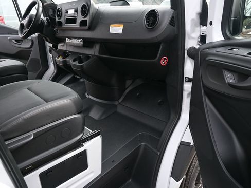Used 2025 Mercedes-Benz Sprinter 2500 image 18