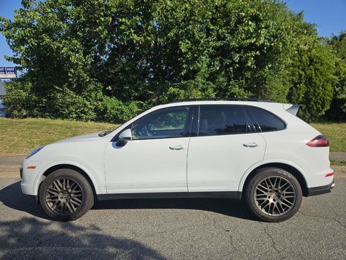 Used 2017 Porsche Cayenne Platinum Edition w/ Premium Package (PJV) AWD/4WD image 2