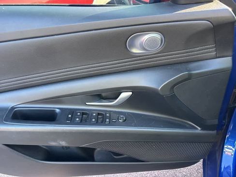 Used 2023 Hyundai Elantra SEL w/ Convenience Package image 9