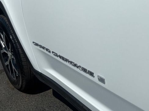 Used 2025 Jeep Grand Cherokee L Limited RWD image 35