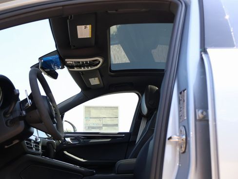 New 2025 Porsche Macan image 38