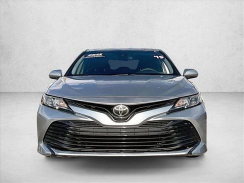 Used 2019 Toyota Camry LE image 3