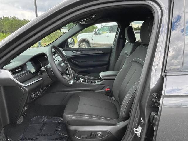 Used 2026 Jeep Grand Cherokee Laredo RWD image 33