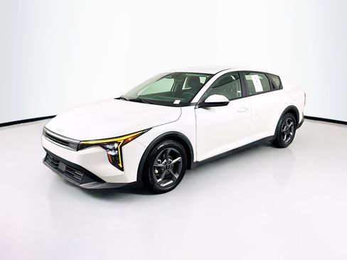 Used 2025 Kia K4 LXS FWD image 3