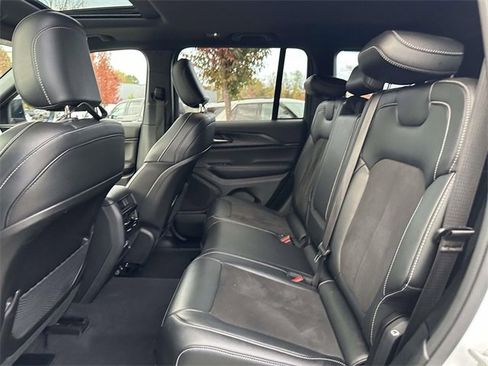Used 2023 Jeep Grand Cherokee Altitude image 22
