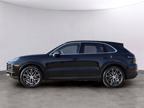Used 2025 Porsche Cayenne w/ Premium Package image 2