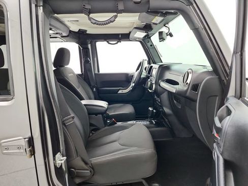 Used 2017 Jeep Wrangler Unlimited Sahara w/ Connectivity Group AWD/4WD image 14