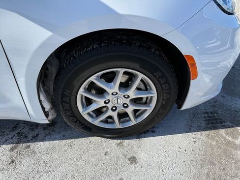 Used 2024 Chrysler Pacifica Touring-L image 29