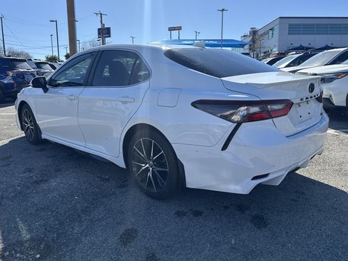 Used 2022 Toyota Camry SE image 5
