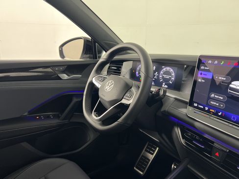 Used 2026 Volkswagen Tiguan SE R-Line FWD image 10