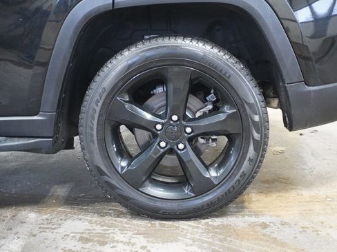 Used 2024 Jeep Grand Cherokee Limited w/ Luxury Tech Group II image 8