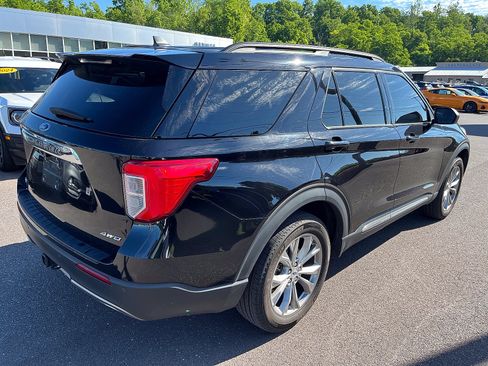 Used 2024 Ford Explorer XLT w/ Equipment Group 202A AWD/4WD image 8