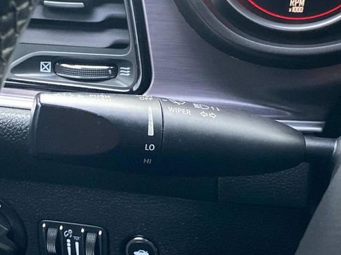 Used 2015 Dodge Challenger SXT image 19