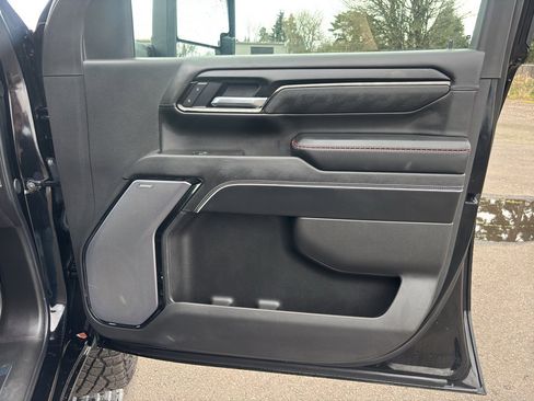 Used 2025 GMC Sierra 2500 AT4X image 12