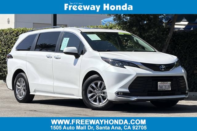 Used 2024 Toyota Sienna XLE FWD image 1