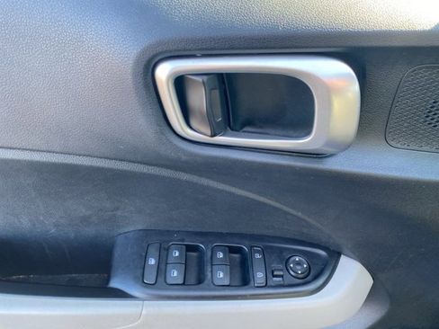 Used 2023 Hyundai Venue SEL image 9