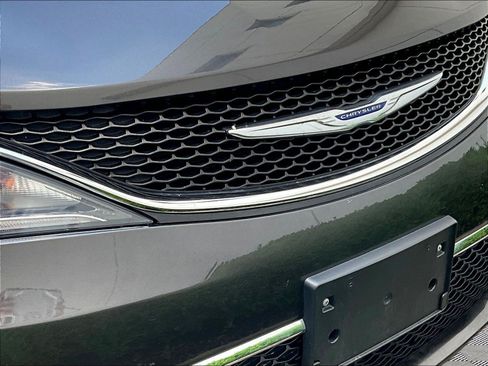 Used 2018 Chrysler Pacifica Touring-L Plus FWD image 32
