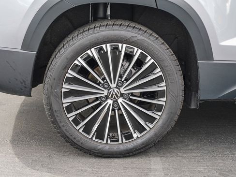 Certified 2025 Volkswagen Taos SE image 7