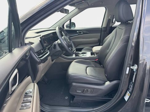 Used 2025 Kia Carnival FWD image 12