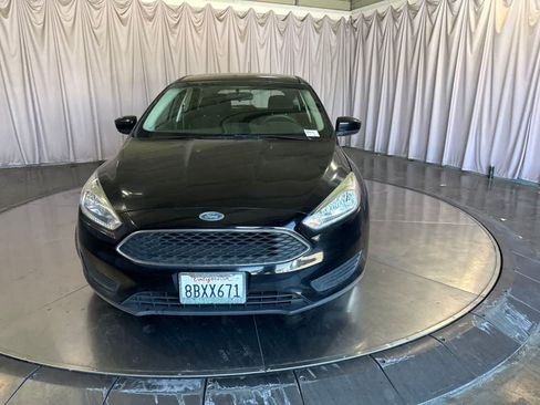 Used 2018 Ford Focus SE FWD image 2