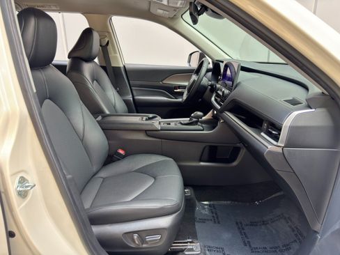 Used 2024 Toyota Grand Highlander AWD image 15