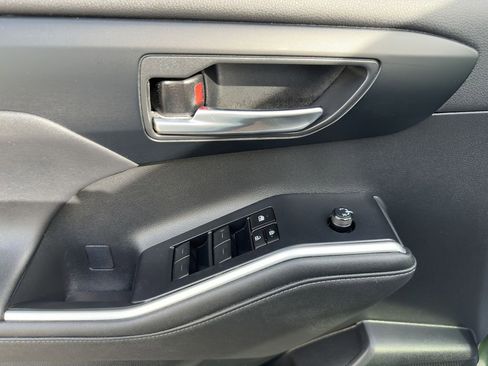 Used 2023 Toyota Highlander XLE image 7