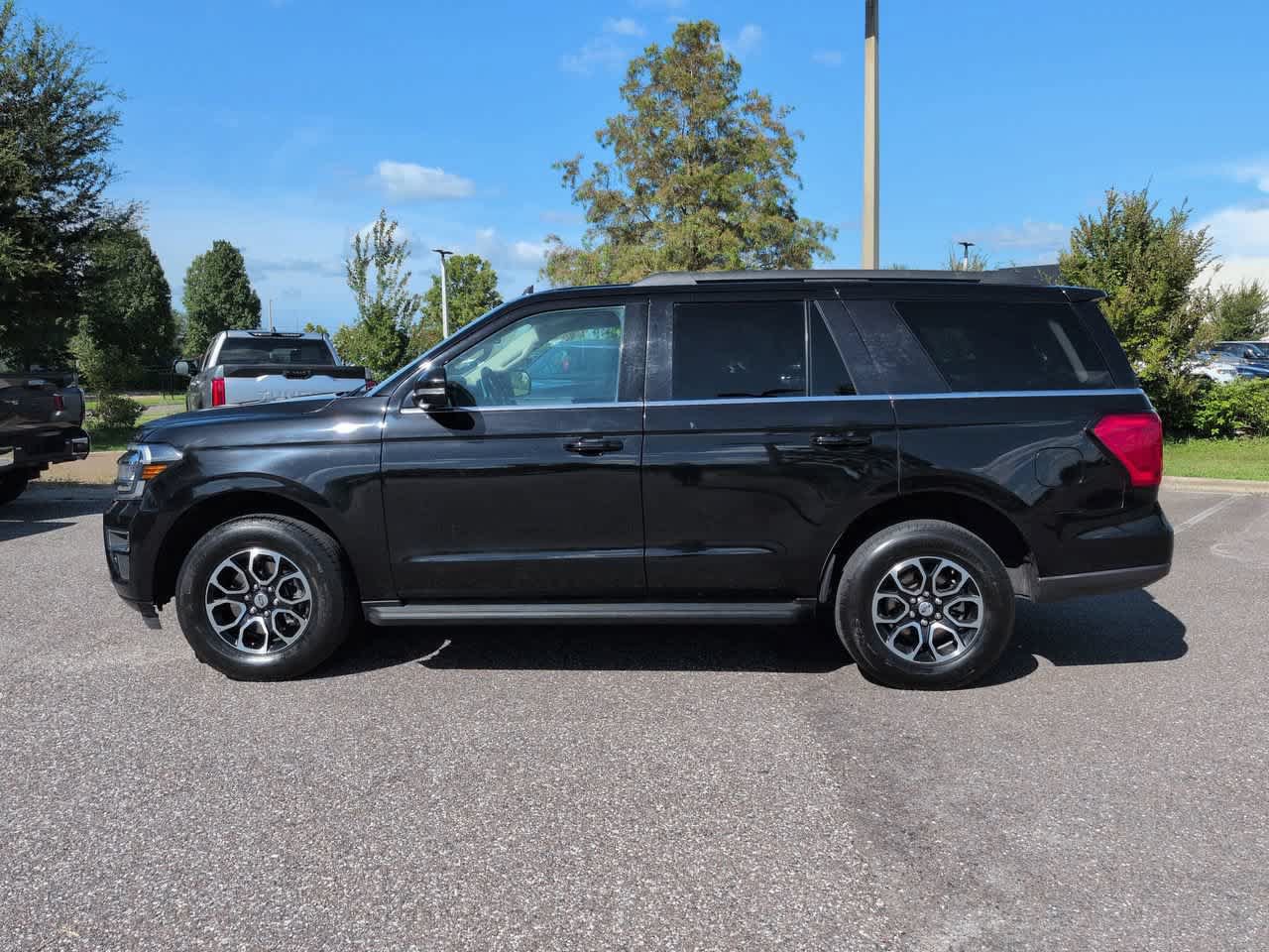 Used 2024 Ford Expedition XLT RWD image 3