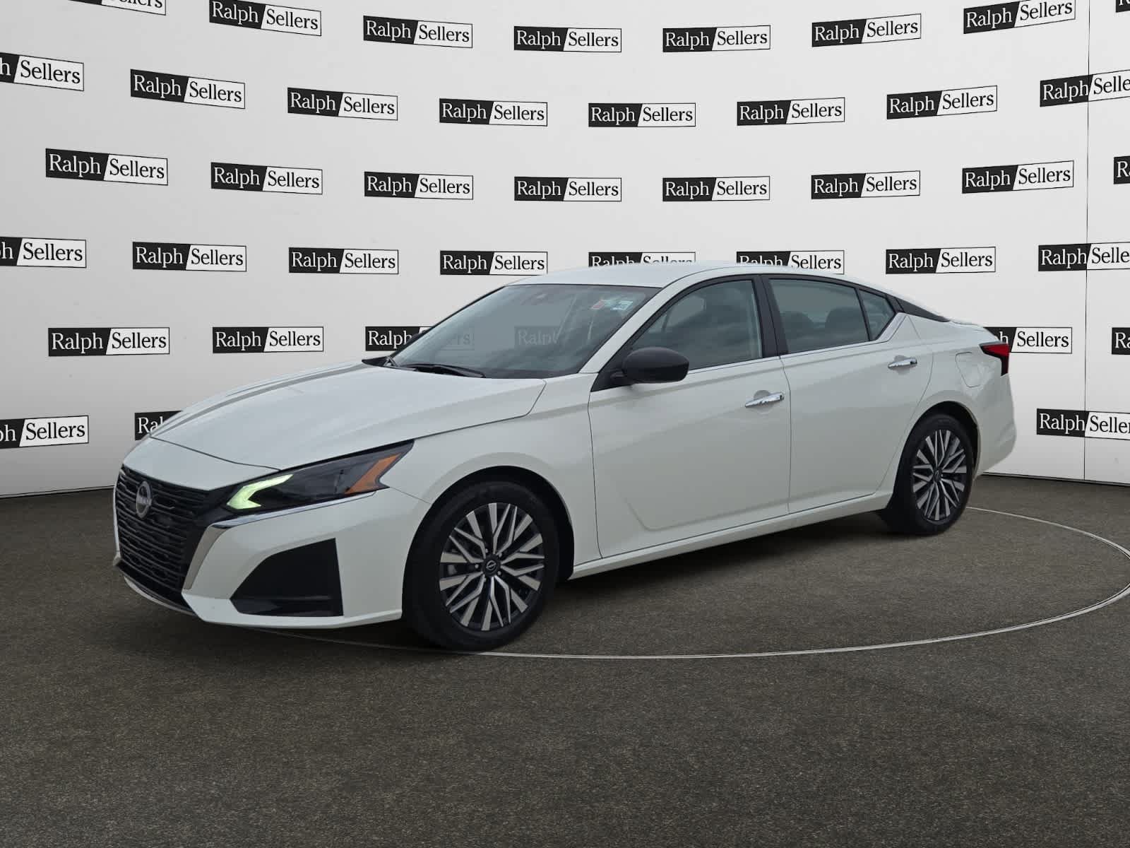 Used 2025 Nissan Altima 2.5 SV FWD image 2