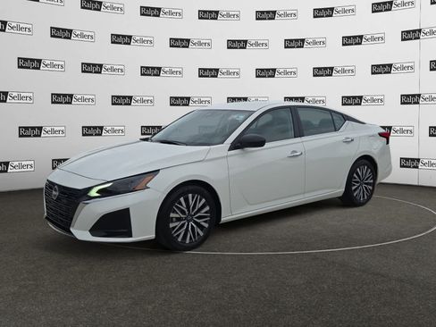 Used 2025 Nissan Altima 2.5 SV FWD image 2