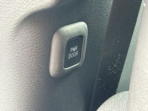 Used 2025 Toyota Sienna XSE AWD/4WD image 19