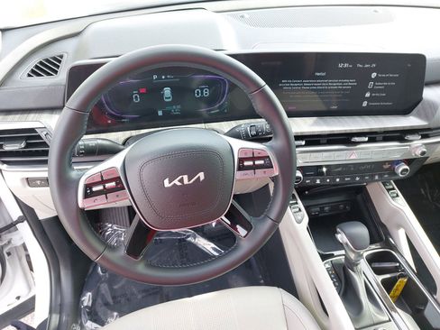 Used 2025 Kia Telluride EX w/ EX Captain's Chair Package image 18